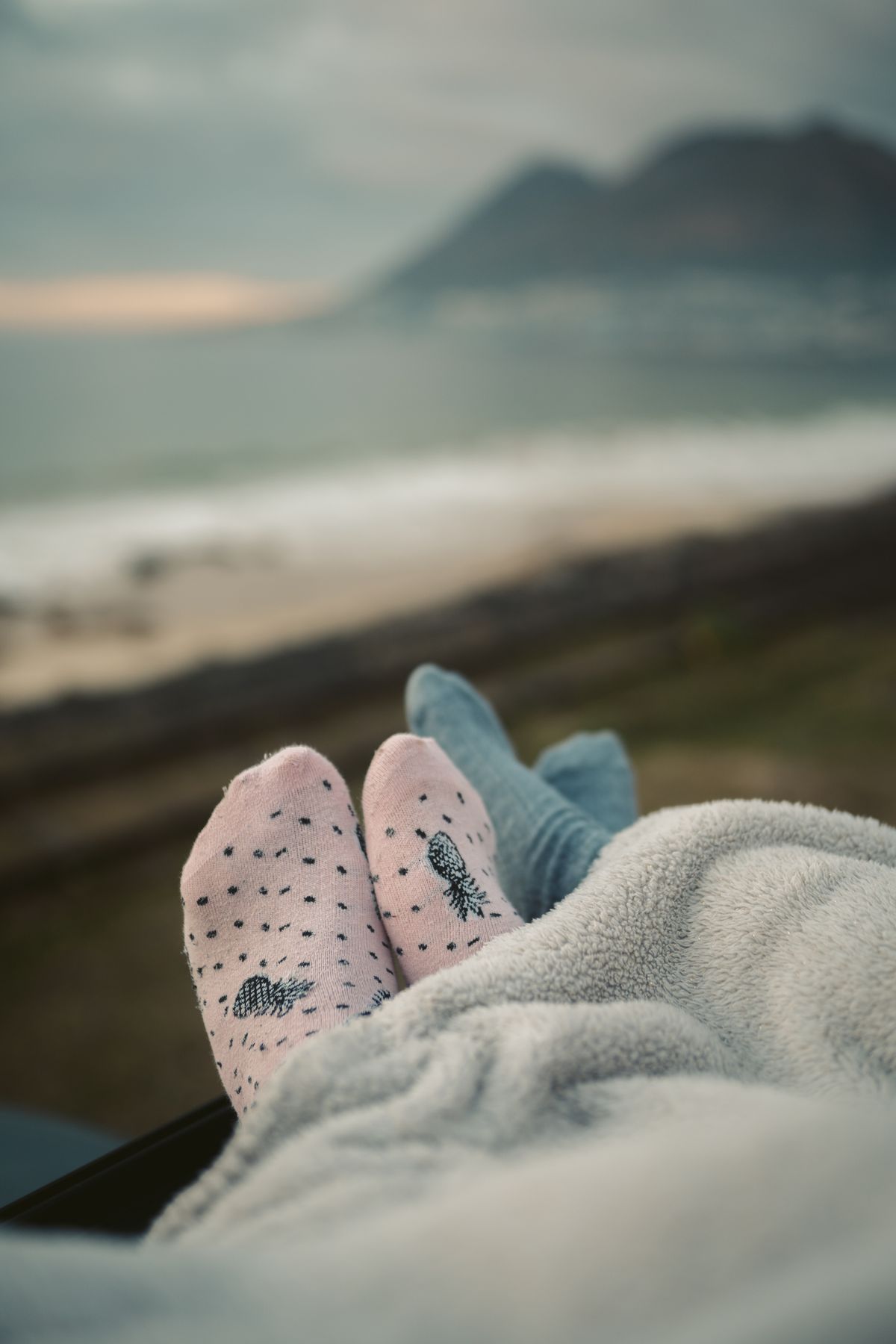 Pés cobertos com meias em ambiente de descanso