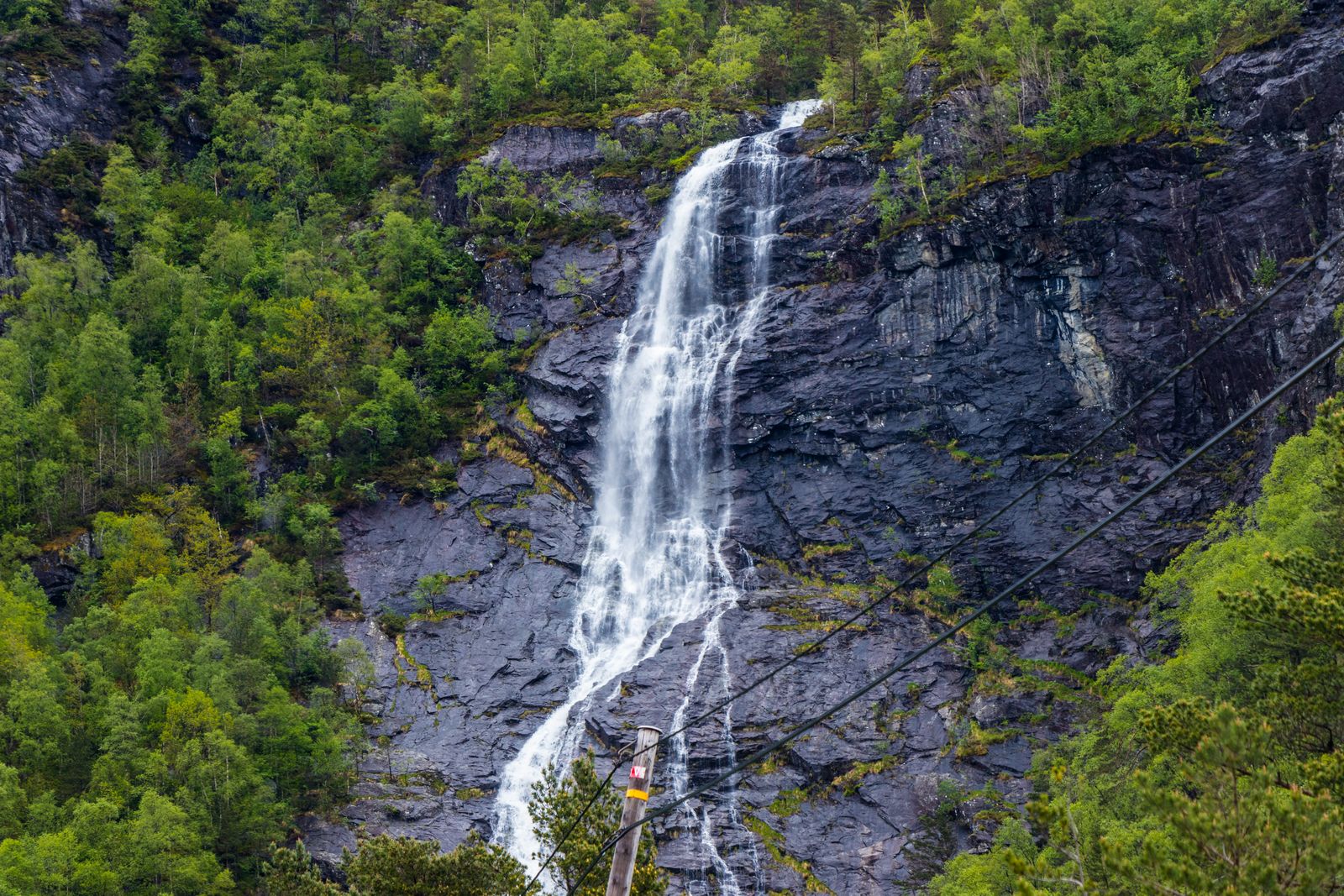 Cascade sur la falaise