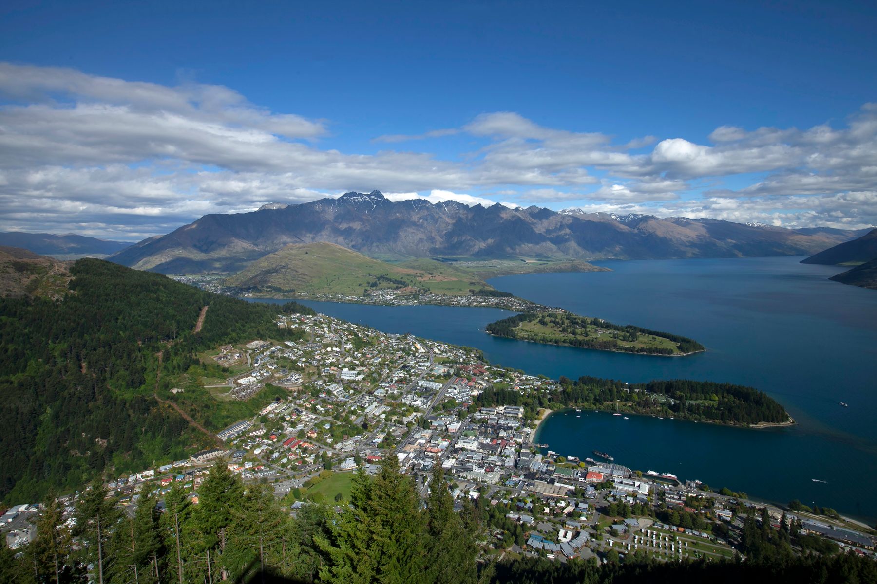 Queenstown and Lake Wakatipu surrounded by Southern Alps scenery