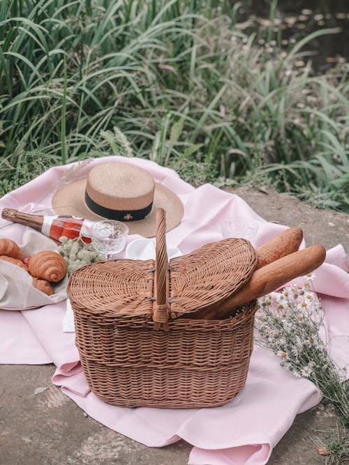 Foto profissional grátis de cesta de piquenique, chapéu, croissants