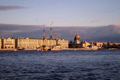 Бесплатное стоковое фото с архитектура город, Дворцовая набережная, зимний дворец