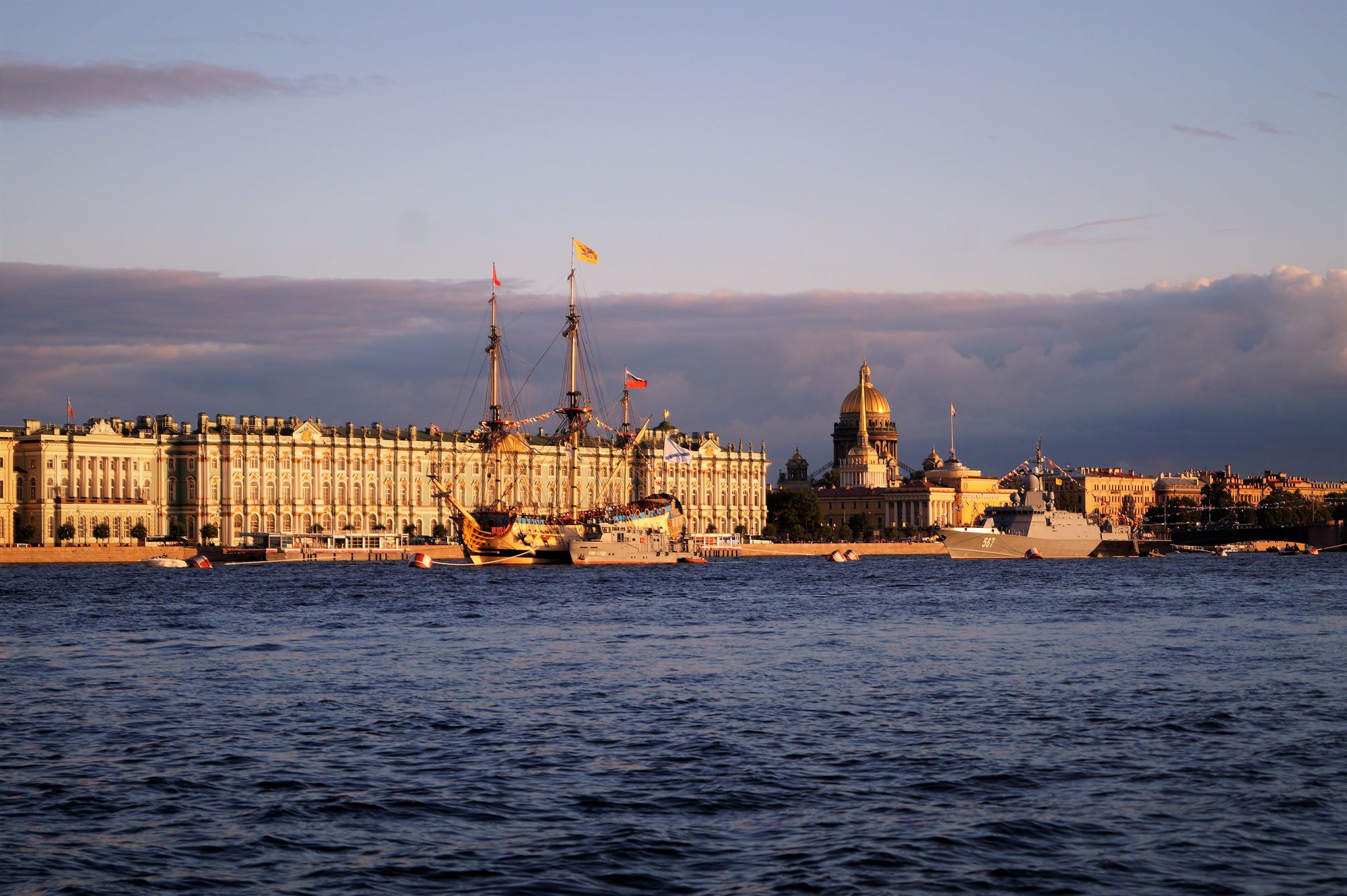 Набережная Невы и Зимний дворец в Санкт-Петербурге