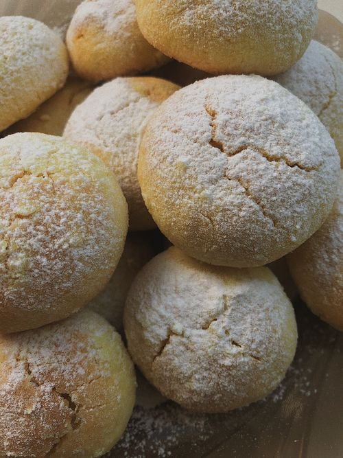 Free A close-up shot of freshly baked, sugar-dusted buns showcasing their homemade texture and sweetness. Stock Photo