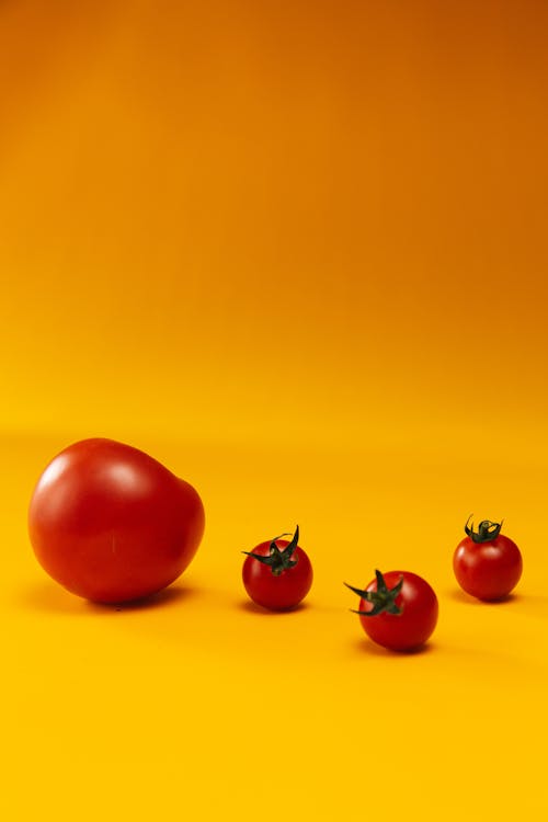 Gratis lagerfoto af Cherrytomater, grøntsager, gul baggrund