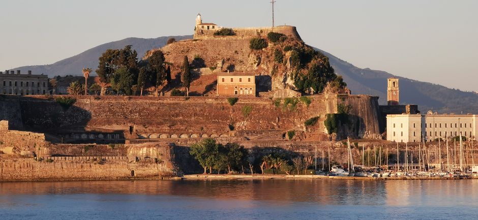 Lipari — přístav Marina Corta s historickým hradem