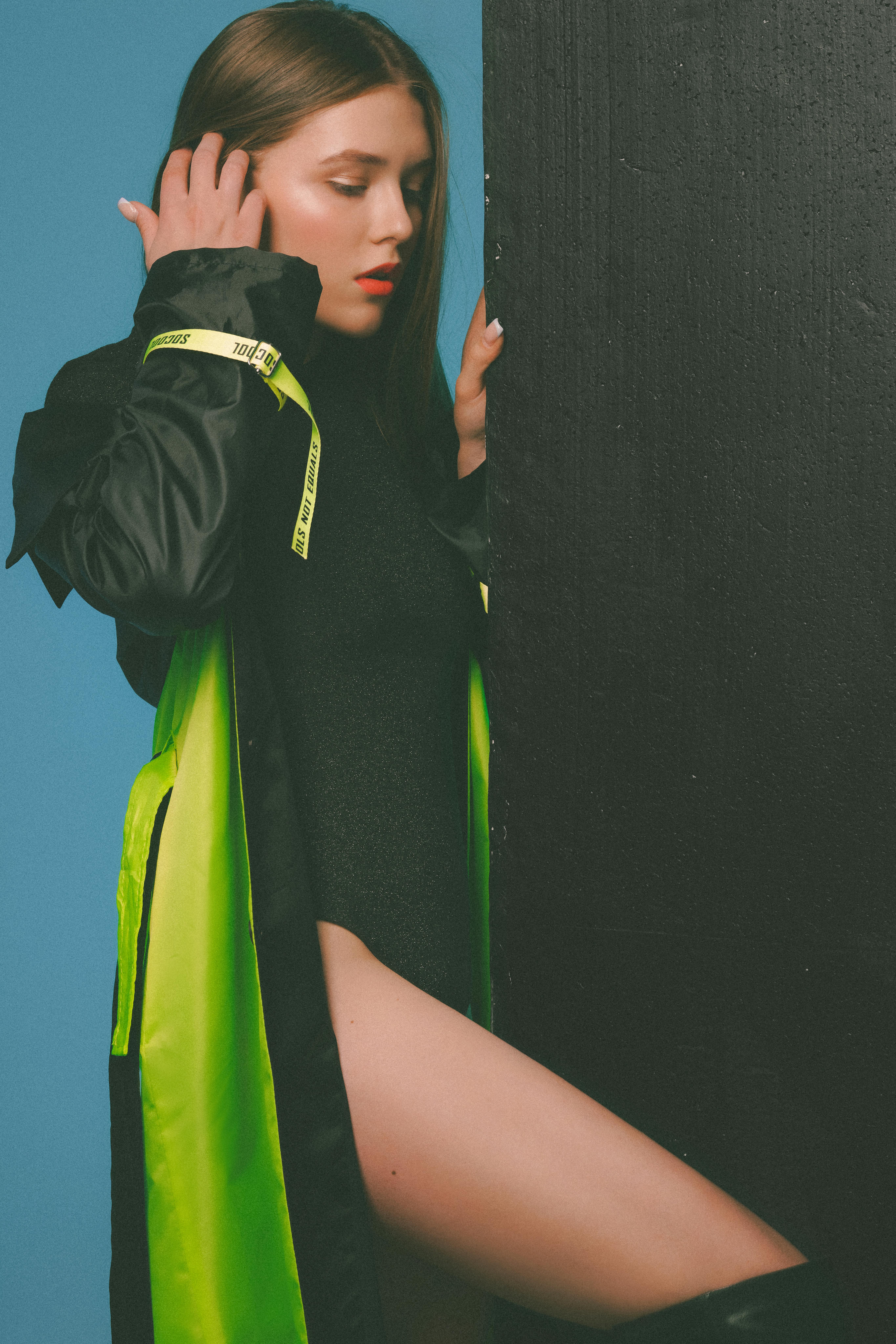 Zadarmo Fotobanka s bezplatnými fotkami na tému bruneta, čierna, čierna bunda Fotka z fotobanky