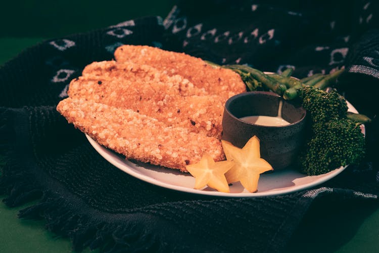 Meat In Crispy Breadcrumbs With Broccoli 