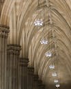 纽约大教堂内，优雅的哥特式拱门展现了精美的建筑和吊灯细节