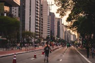 在圣保罗贝拉维斯塔，人们白天可以享受街头活动