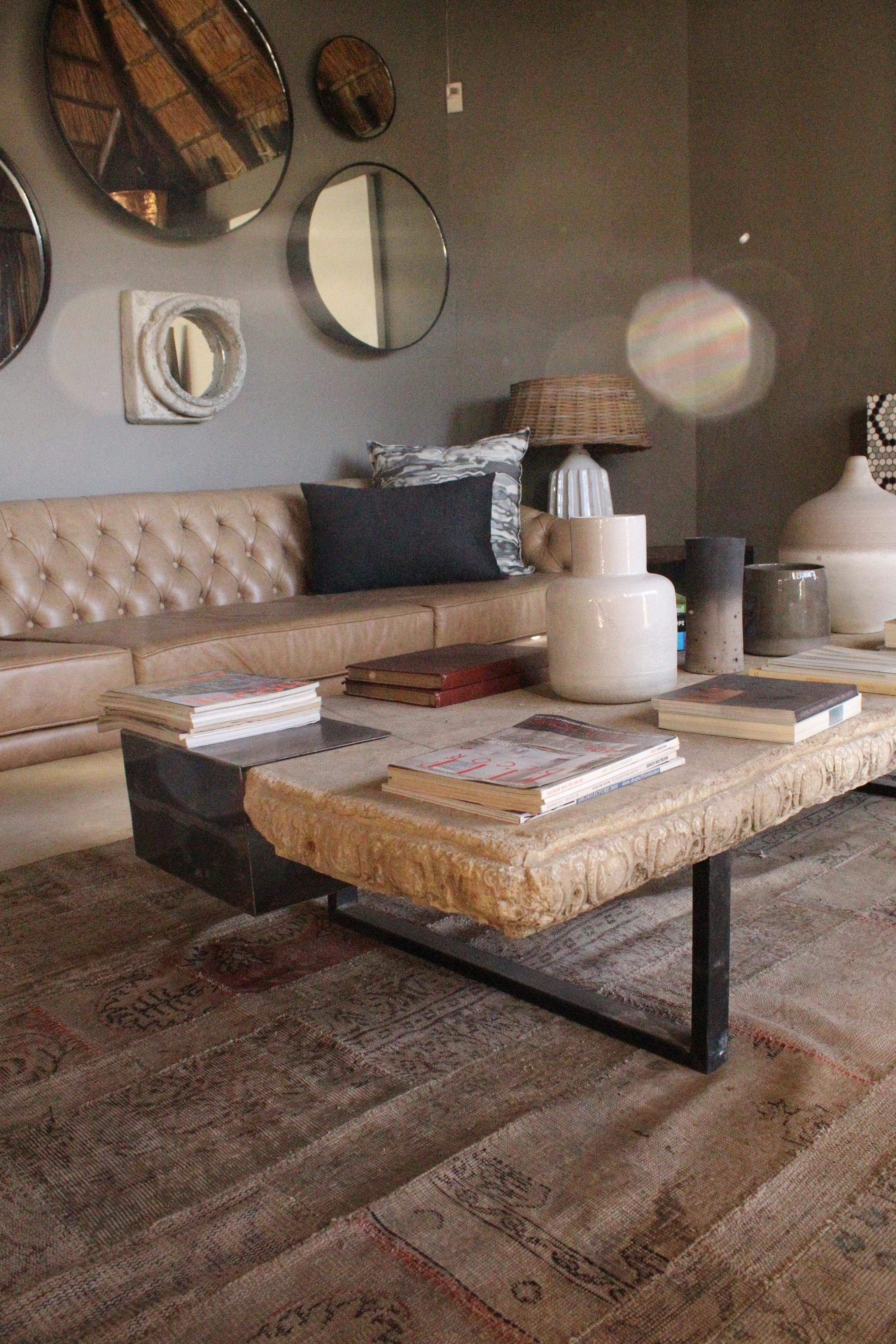 Sala com uso de espelhos na decoração, deixando mais bonito e elegante.