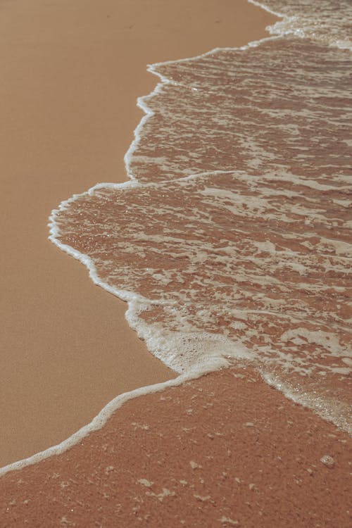 Бесплатное стоковое фото с берег моря, вертикальный выстрел, вода