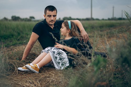 Foto d'estoc gratuïta de assegut, família, grassfield