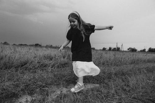 Foto profissional grátis de campo de grama, criança, de pé