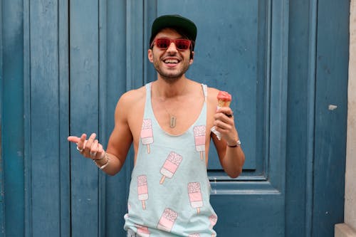 Person In Teal Ice Cream Print Tank Top Hält Eis
