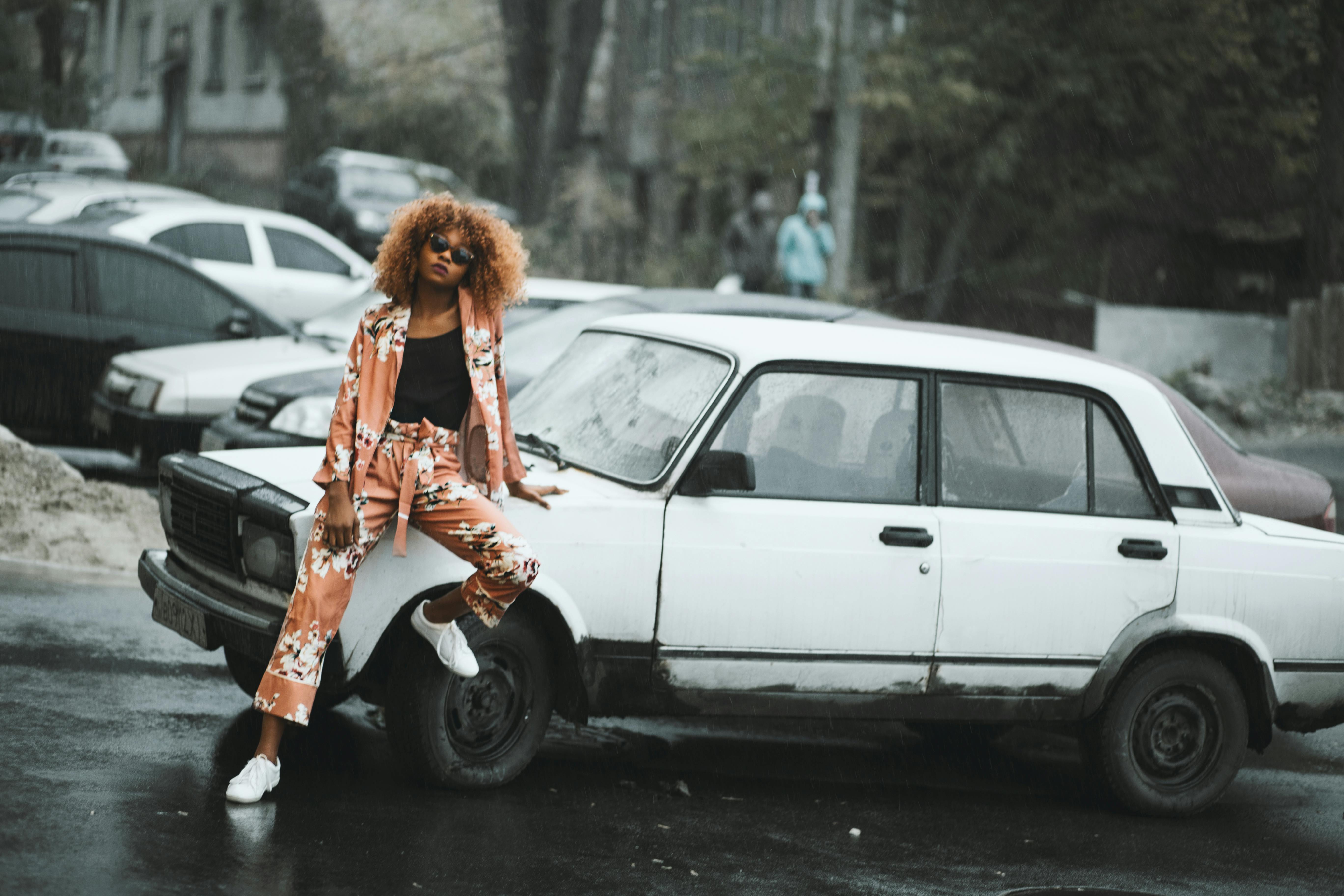 Gratis lagerfoto af afro frisure, afslappet tøj, beton Lagerfoto