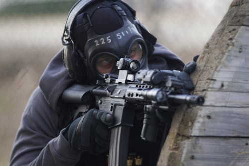 Pessoa Segurando Uma Arma De Airsoft Na Lente De Foco Raso