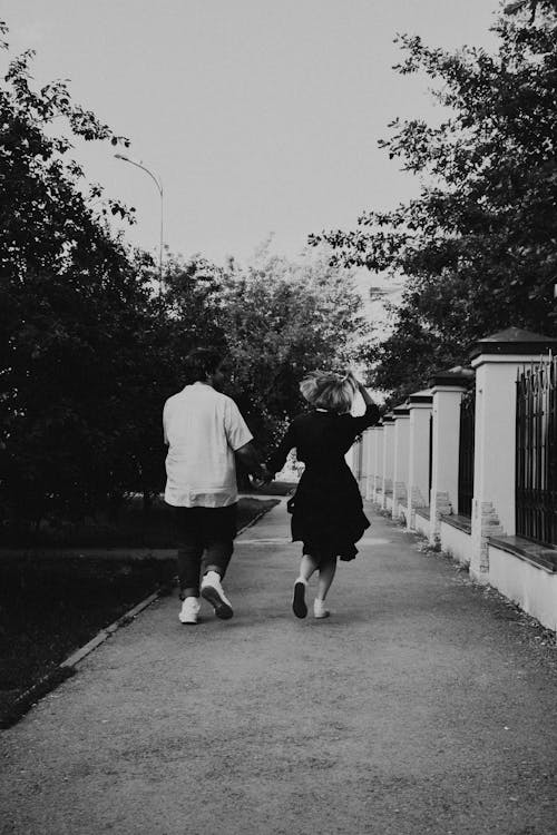 Základová fotografie zdarma na téma černobílý, chůze, držení za ruce