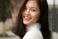 一位年轻女子面带微笑的肖像，背景柔和，光线自然