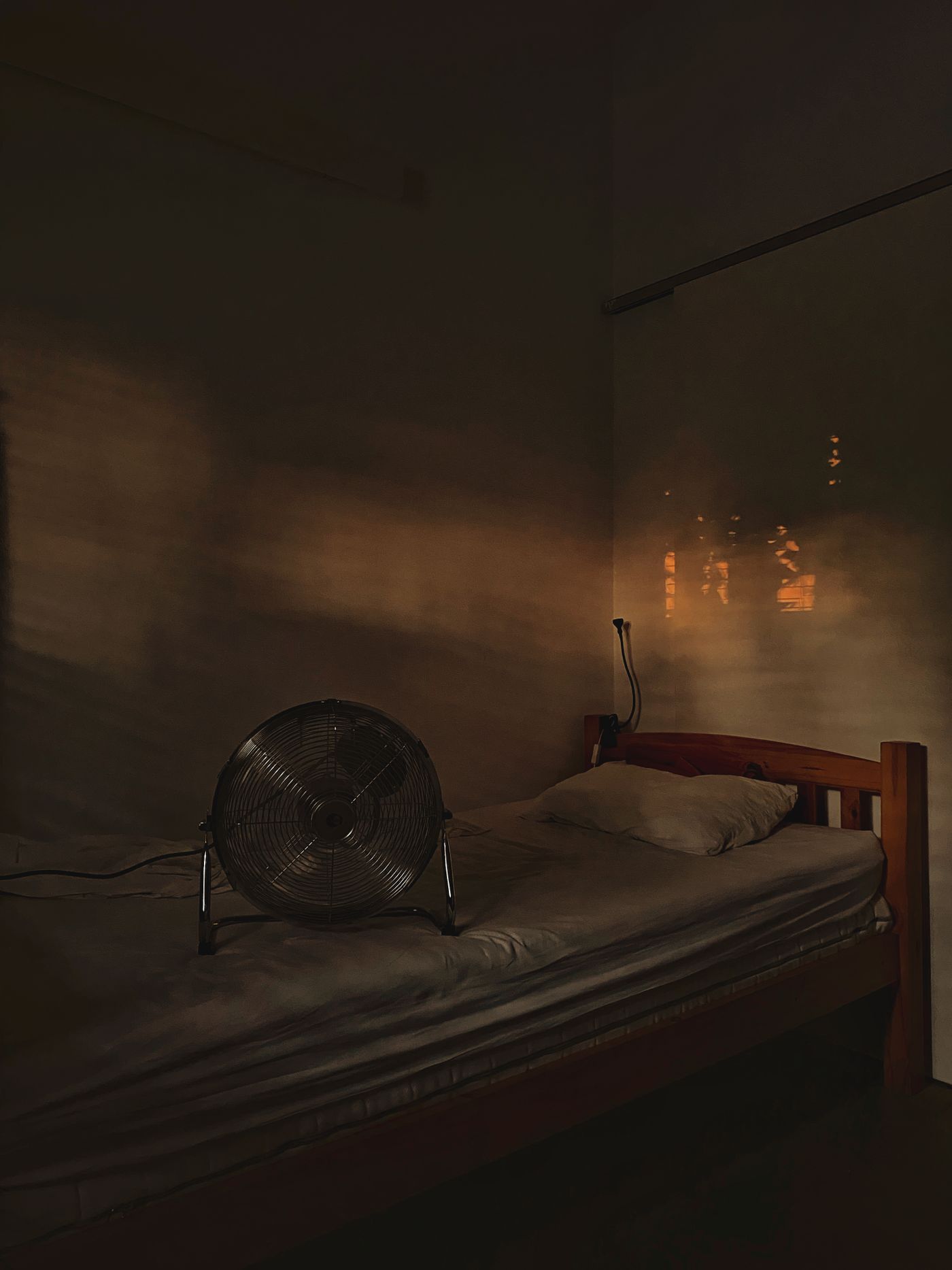 Un ventilateur posé dans une chambre à la lumière douce