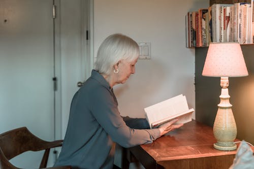 Free Focused Elderly Woman reading a Book  Stock Photo