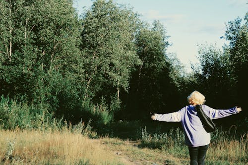 Základová fotografie zdarma na téma blond, chodník, chůze