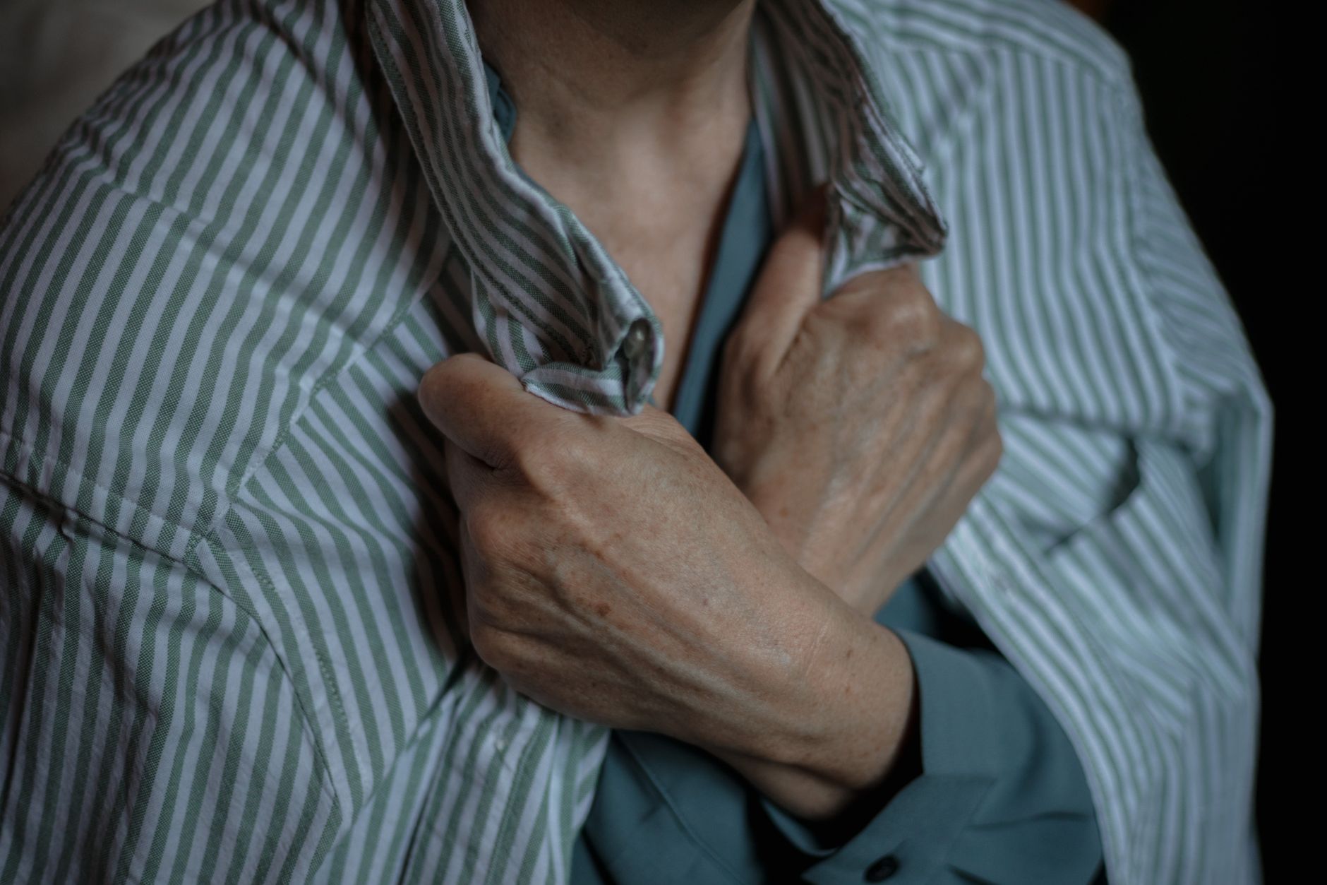 hand bending a blouse collar to a 90-degree angle to test spring-back resilience