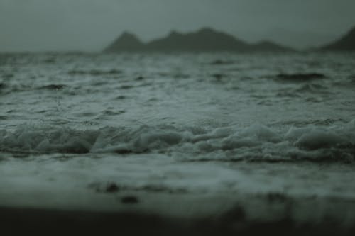Бесплатное стоковое фото с берег моря, волны, всплеск