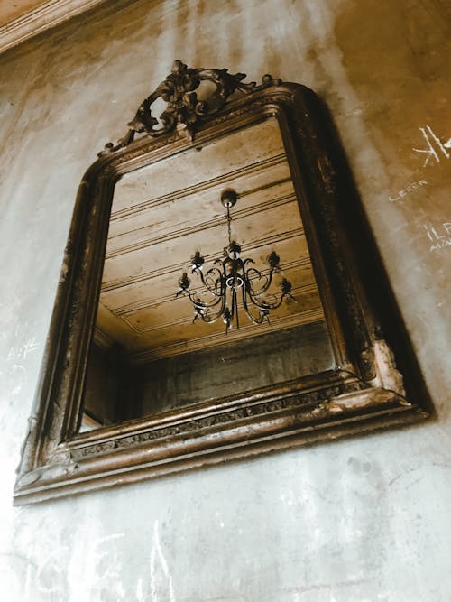 Foto profissional grátis de candelabro, espelho, luminária