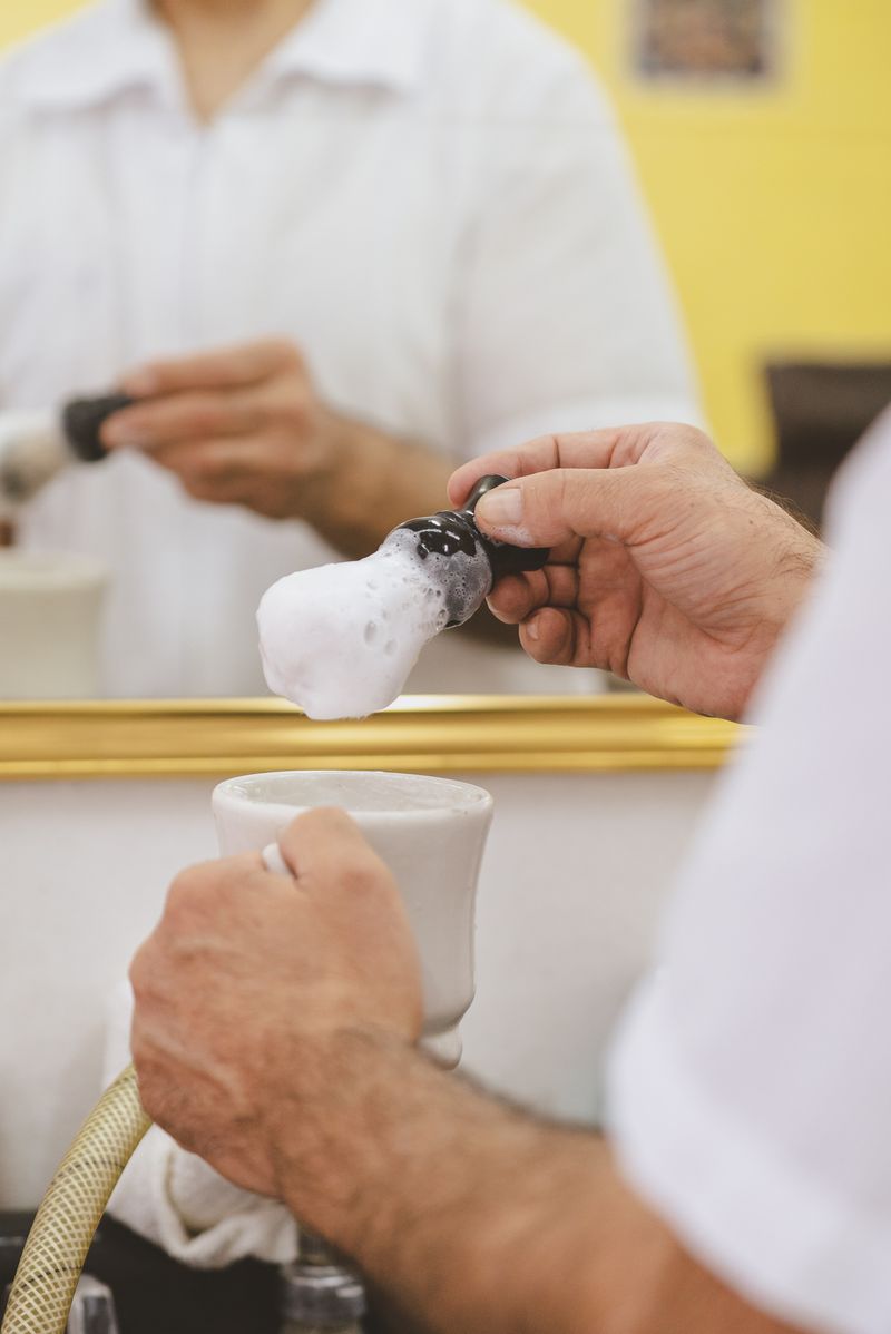 Rasierschaum wird von Hand angerührt