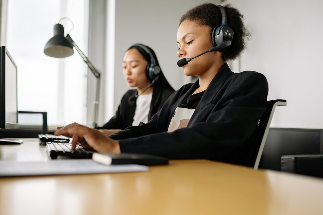 Free A Woman Working in a Call Center Stock Photo
