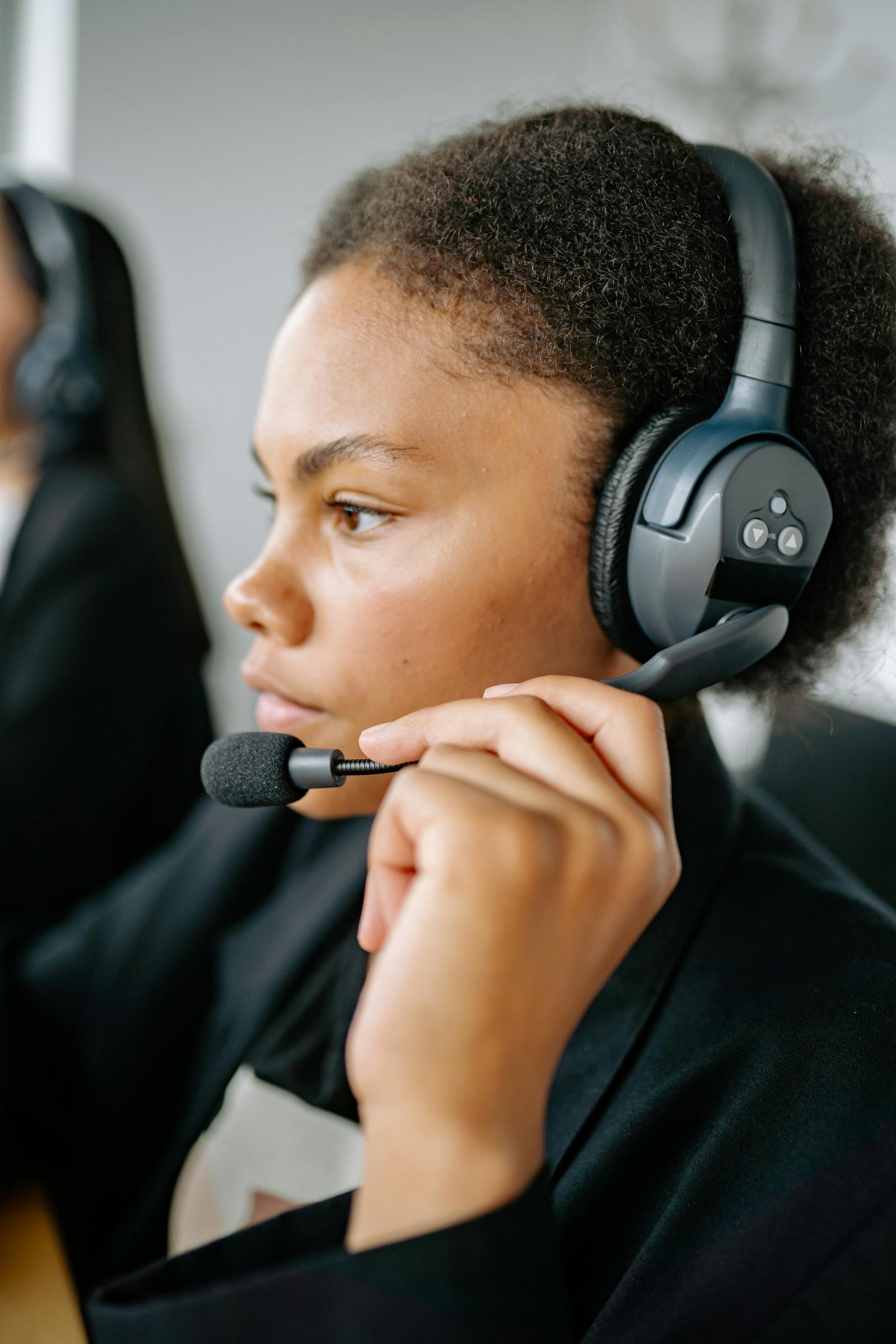 Technicienne support informatique au téléphone avec casque, devant un ordinateur
