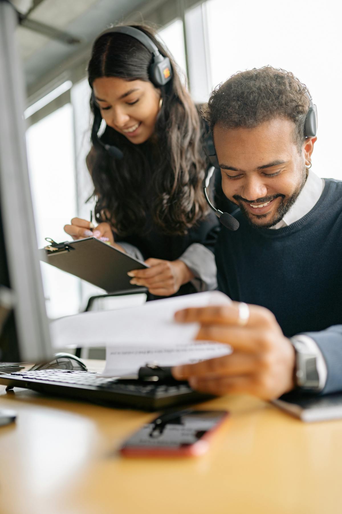 Support agent assisting Pakistani 1xBet customers via live chat