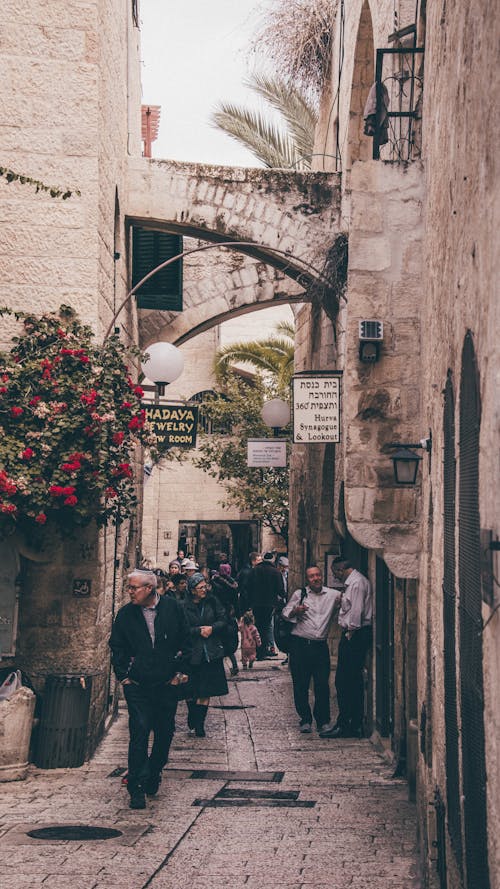 Immagine gratuita di camminando, persone, strada stretta