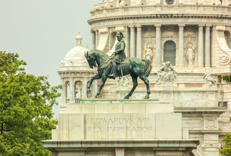 Edwards VII Rex Imperator Statue On The Background Of The Victoria Memorial Building In Kolkata, West Bengal, India