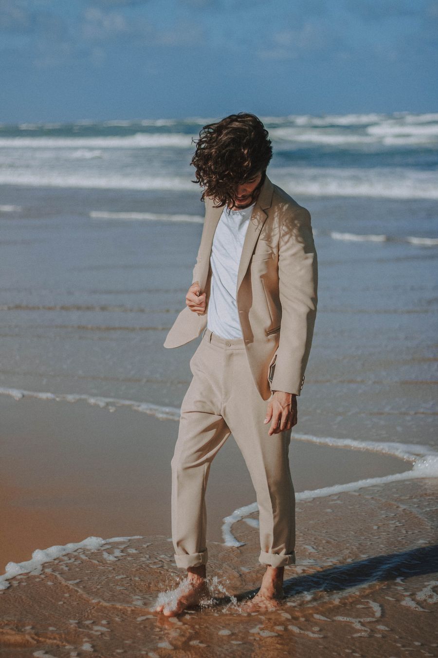 Referencia de estilo: traje beige de corte relajado