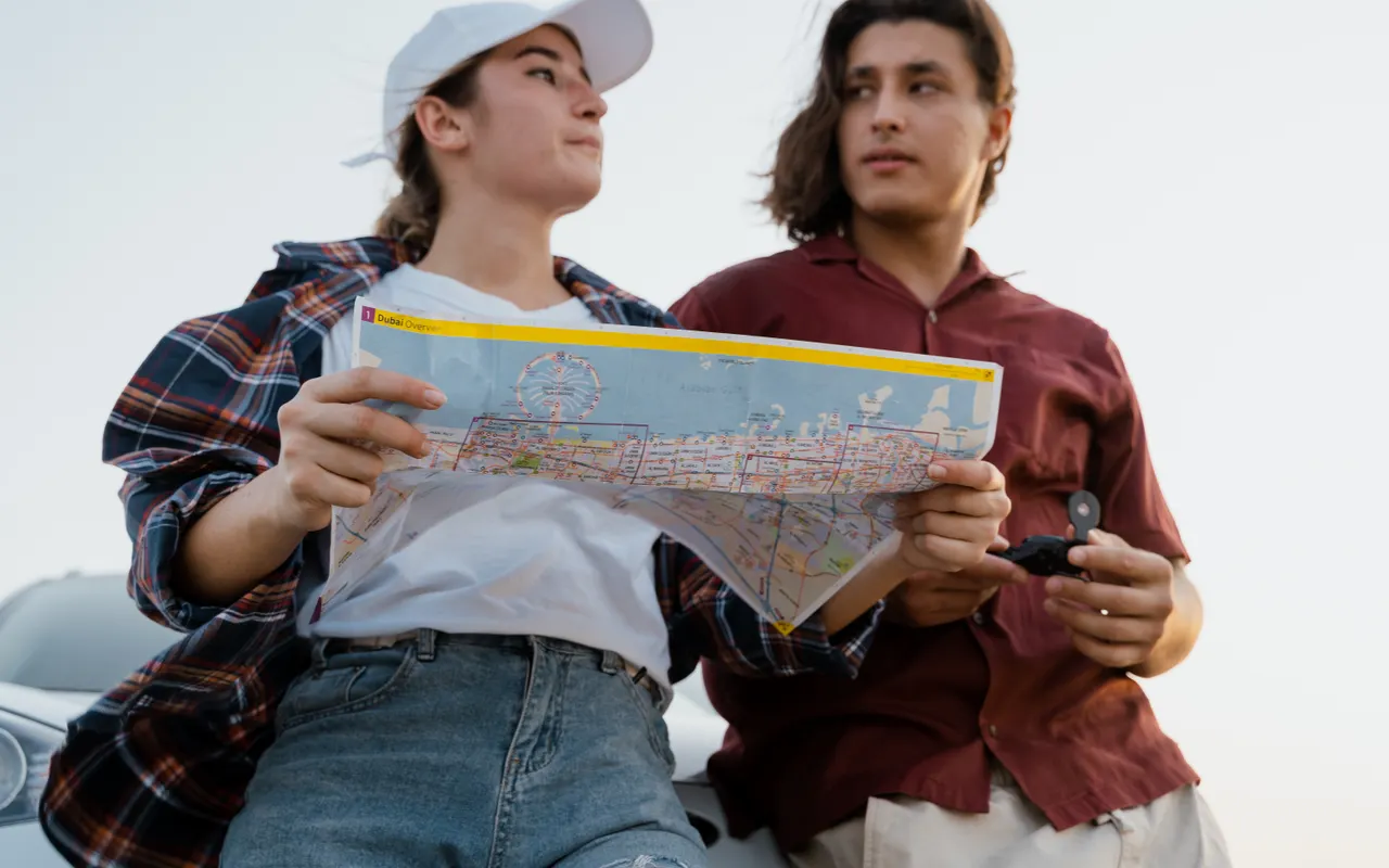 Viajeros planificando una ruta con un mapa