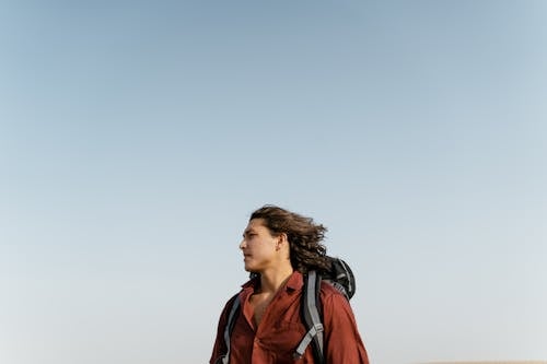 Fotos de stock gratuitas de aventura, cabello volando, camisa roja