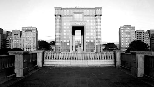 Darmowe zdjęcie z galerii z architektura, czarny i biały, fasada