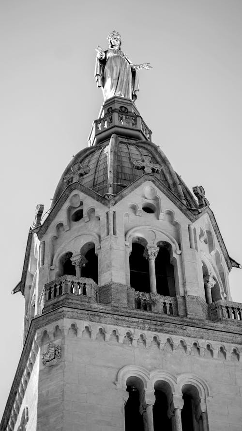 Gratuit Imagine de stoc gratuită din alb-negru, clădirea bisericii, fotografiere verticală Fotografie de stoc
