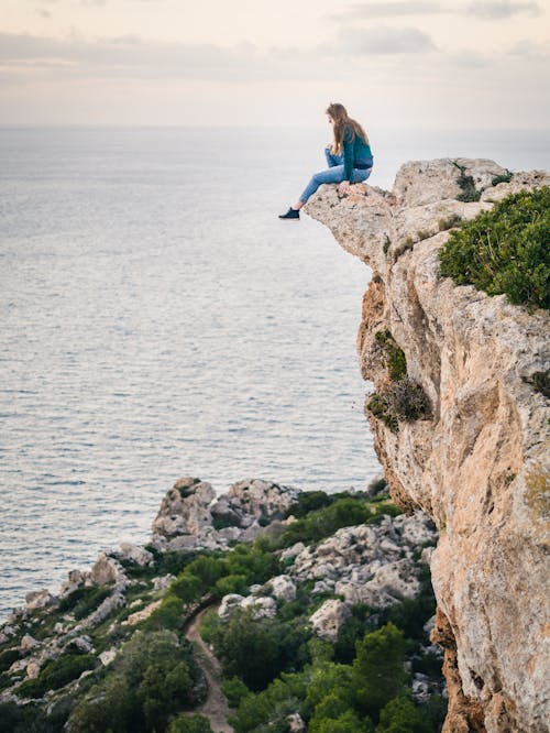 Mujer Sentada En La Montaña