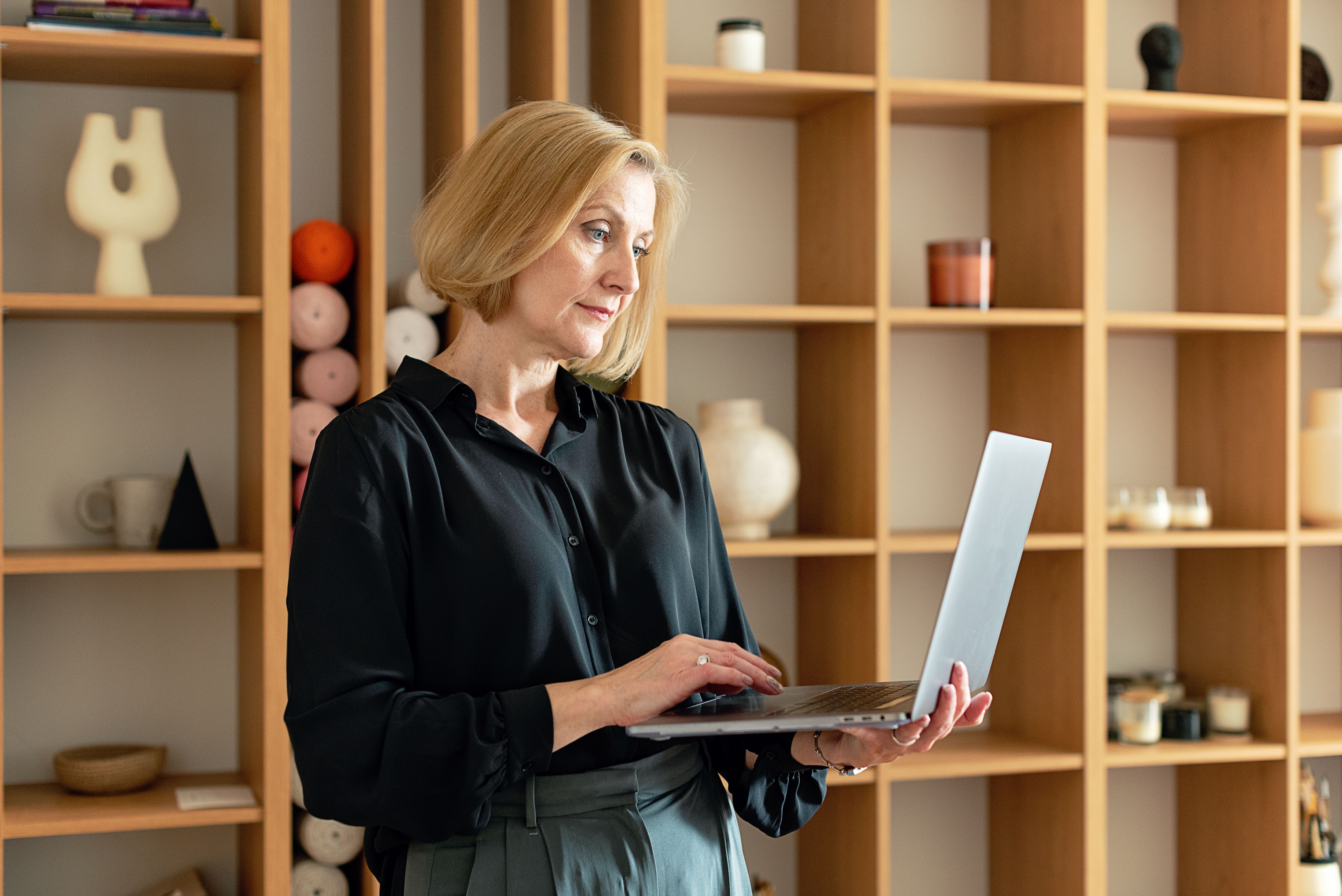 Kobieta ucząca się online na laptopie