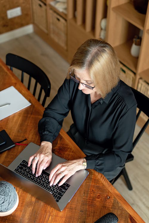 Free A Businesswoman Working on Her Laptop Stock Photo