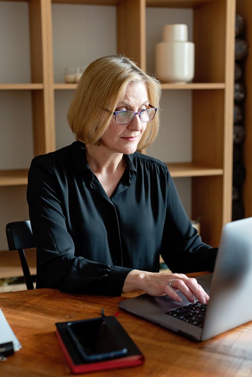 Free A Woman Working on Her Laptop Stock Photo