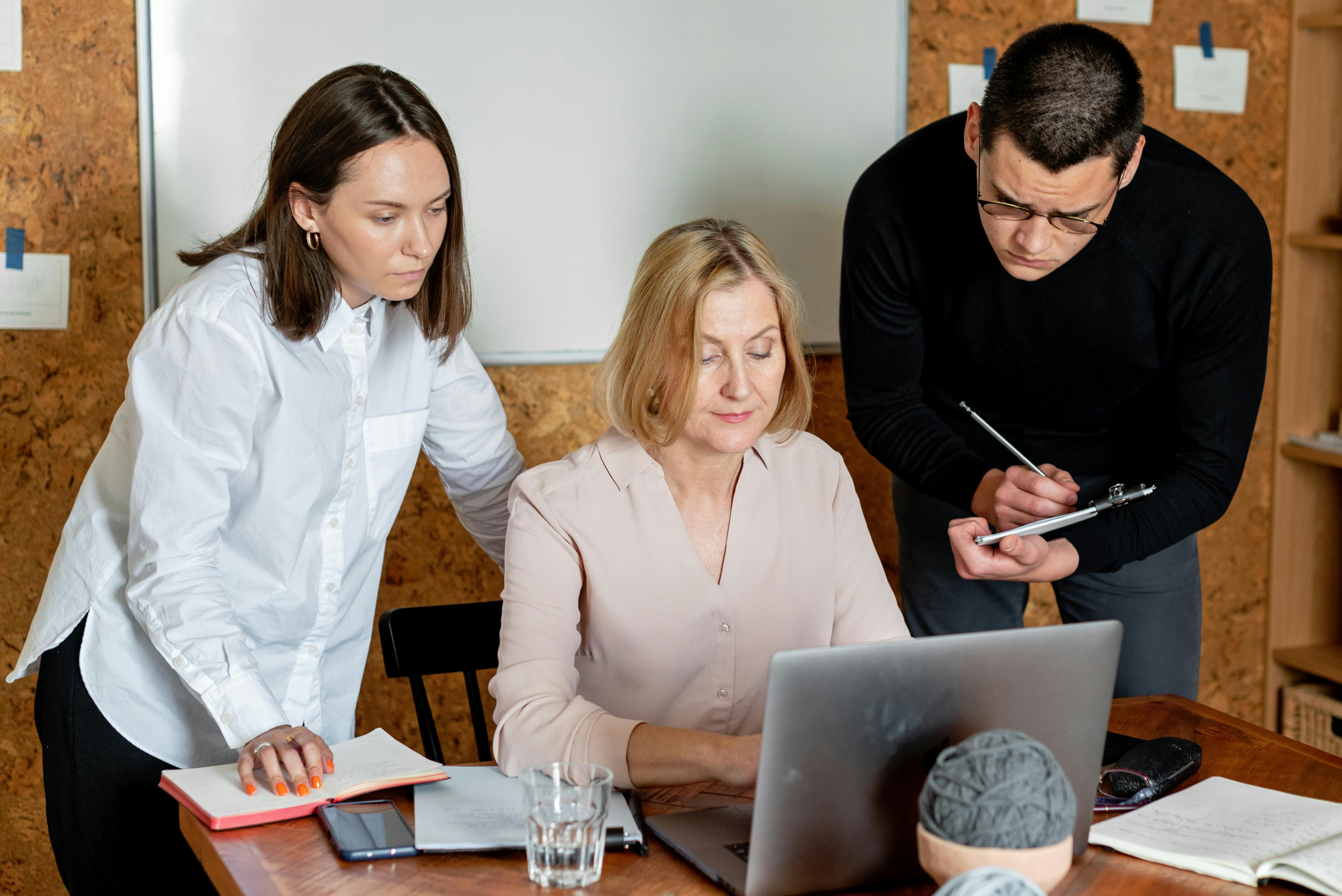 2. Stratégies de Communication Avancées pour Gagner en Belote