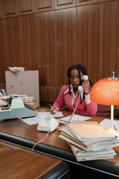 Profissional negra a atender o telefone