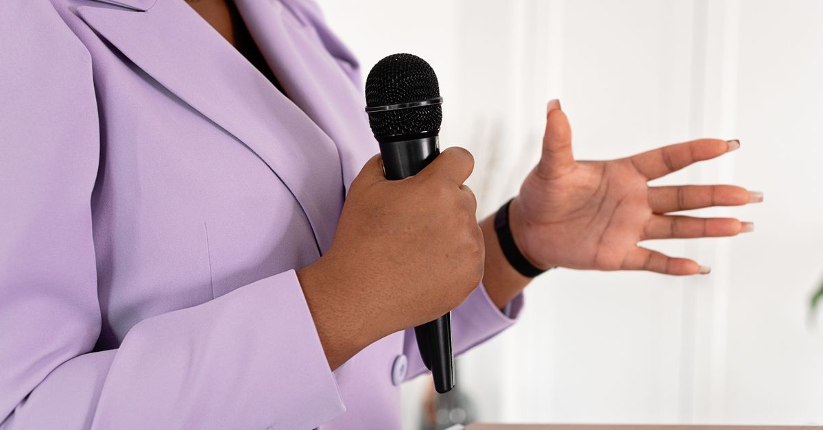 Femme parlant au micro lors d’une prise de parole
