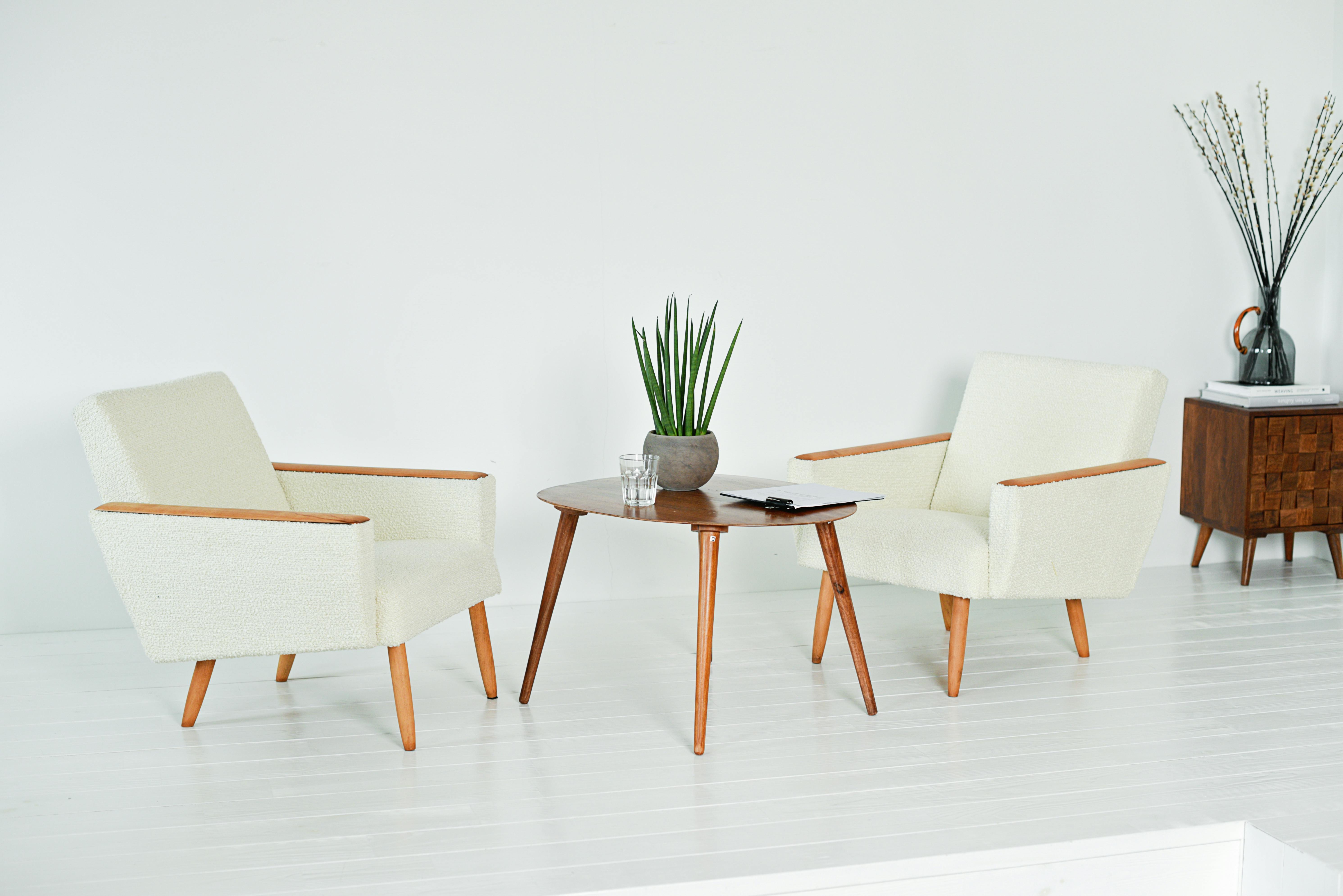 6. Mobilier Minimaliste pour un Espace Serein