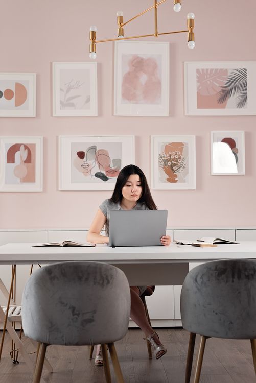 Profissional usando laptop em ambiente de escritório