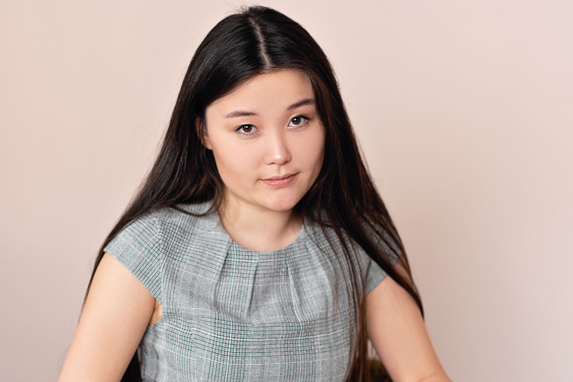 プロフェッショナルな雰囲気のアジア系女性ビジネスパーソン。