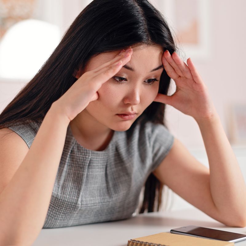 Mutter tröstet liebevoll ihr frustriertes oder trauriges Kind